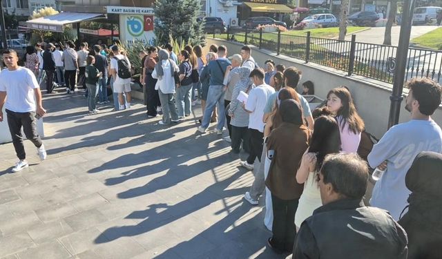 Tekirdağ'da üniversiteliler kart kuyruğunda saatlerce bekledi