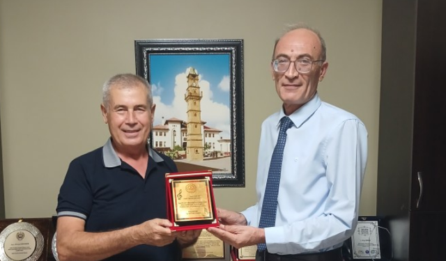 Vize’de Emekli Öğretmene Teşekkür Plaketi Verildi
