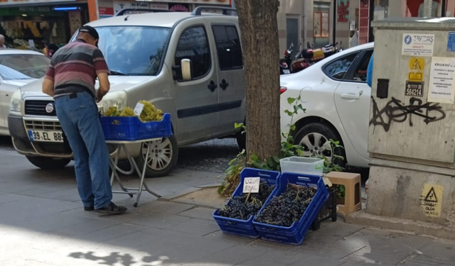 Tezgâhlarda Üzüm Satışı Devam Ediyor