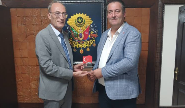 Eğitime Destek Verenlere Teşekkür Plaketi Verildi