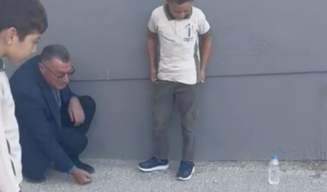 Okul müdürü, öğrencilerle bahçede misket oynadı