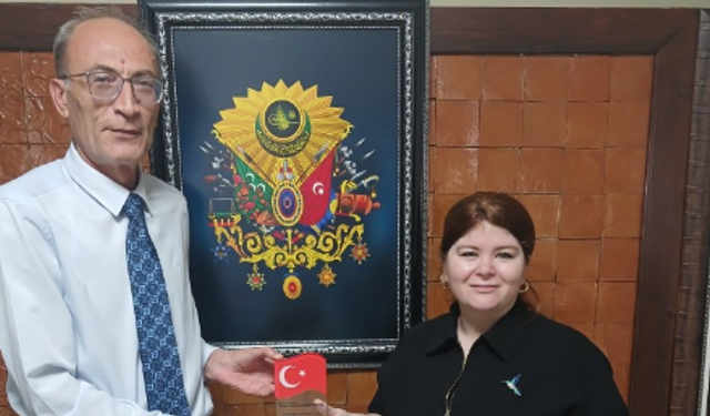 Vize’de Eğitime Destek Veren Avukata Teşekkür Plaketi