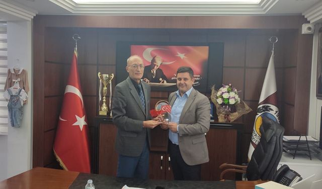 Eğitime Destek Veren Başkan Özen’e Teşekkür Plaketi