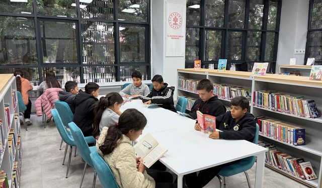 Cumhuriyet İlkokulu Öğrencilerinden Kütüphane Ziyareti