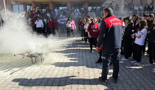 Okul bahçesinde yangın tatbikatı yapıldı