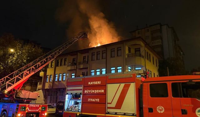 Eşi eve almayınca sinirlenip binanın çatısını yaktı: 1 gözaltı