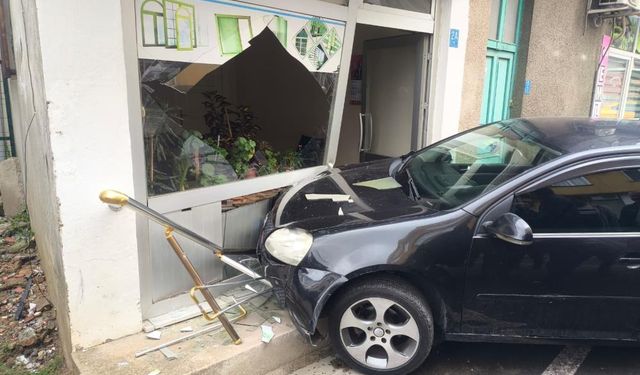 Tekirdağ'da otomobil dükkâna girdi