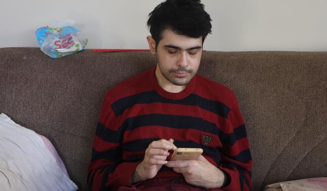 Telefon bağımlısı gençten ailelere tavsiye: "Küçükken çocuklara telefon vermeyin"