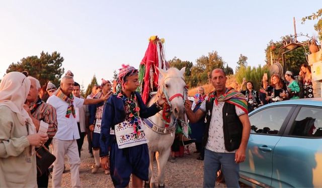 Profesörle doçent, Yörük kıyafetiyle köy düğünü yaptı
