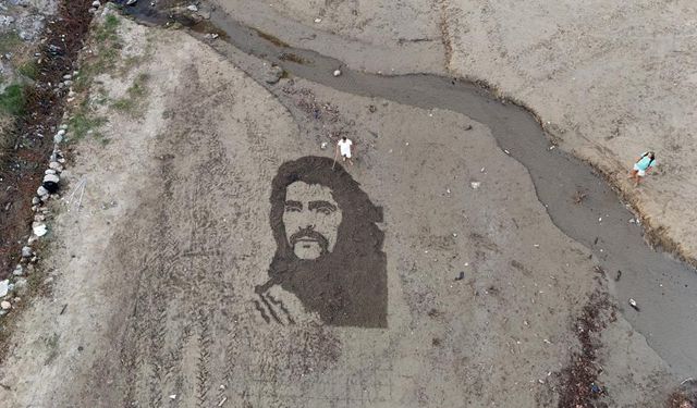 Barış Manço'nun resmini tırmıkla Alanya sahillerine işledi