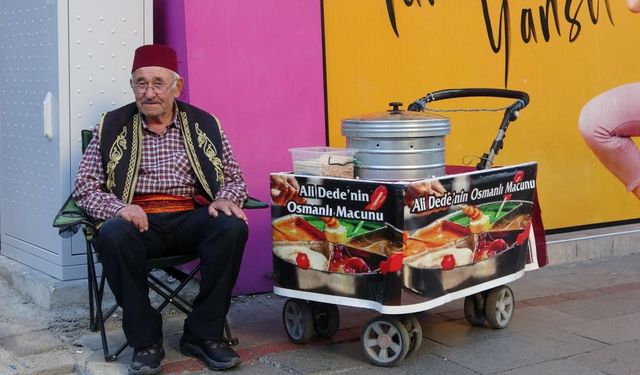 Isparta'da 11 yaşında başladığı mesleğinde 65 yıldır sokaklarda