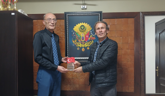 Eğitime Destek Veren Muhtara Teşekkür Plaketi