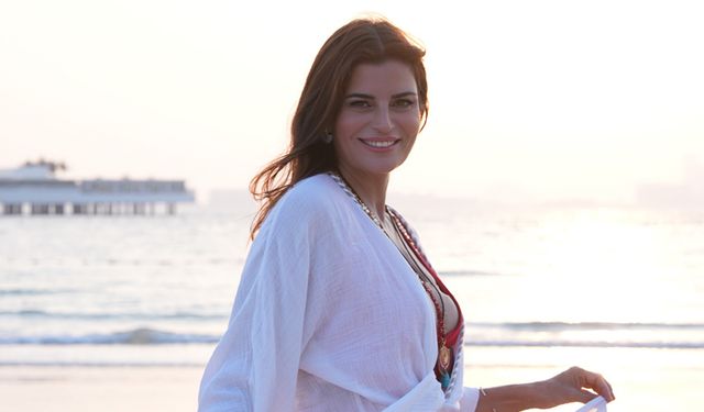 Ece Vahapoğlu, Dubai’de Dolunay Seremonisi ve Yoga Yaptırdı