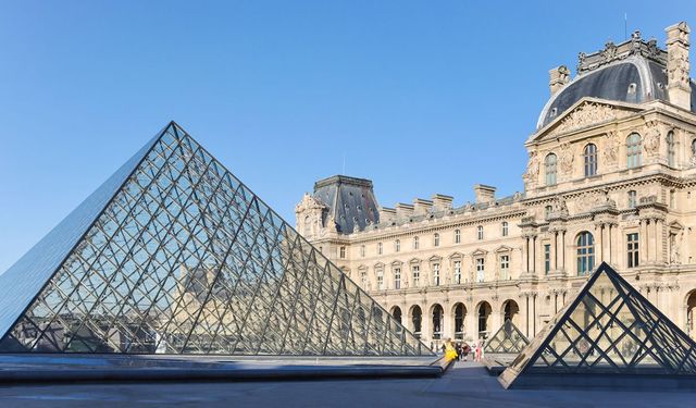 Paris'teki ünlü Louvre Müzesi'nde soygun paniği: Müze ziyaretçilere kapatıldı