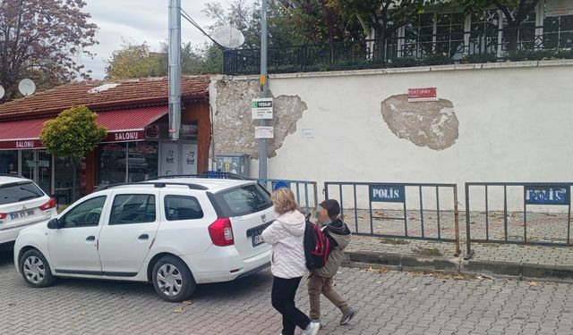 Kırklareli Huzurevi Duvarında Yıkılma Riski Sürüyor: Yayalar ve Öğrenciler Tehlike Altında