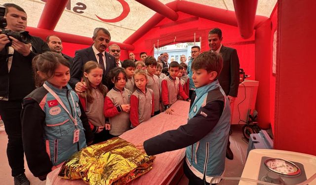 Vali öğrencilerle geleneksel oyunlar oynadı