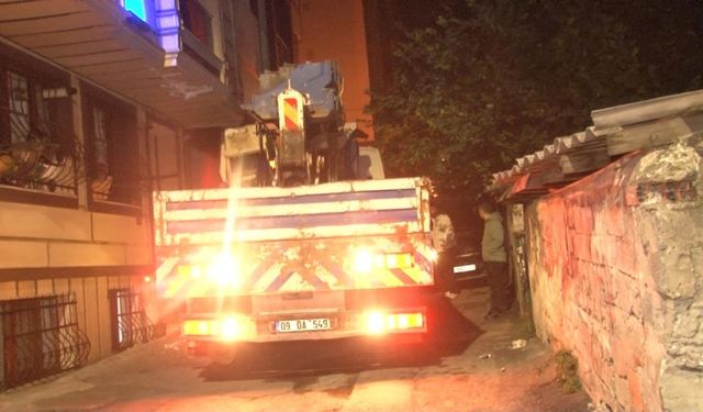 Eyüpsultan'da sokağa dalan vinç dehşet saçtı: Mahalleli sokağa döküldü