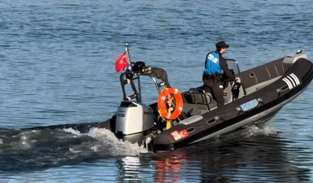 Polis ve jandarmadan Yunanistan sınır hattında zodyak botla devriye