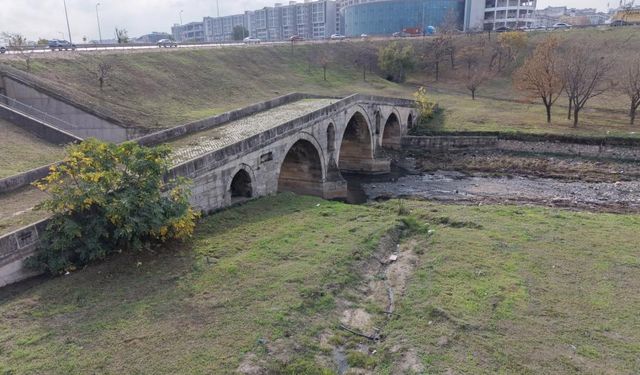 E-5'in yanında çukura terk edildi: 470 yıllık Haramidere Köprüsü içler acısı halde