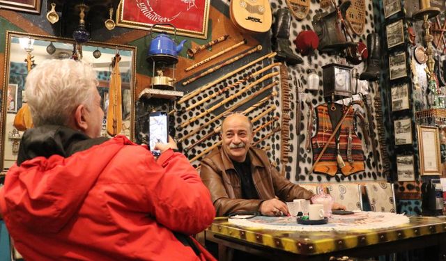 Hurdacıdan aldığı bir demlikle başladı, işletmesini antikalarla doldurdu