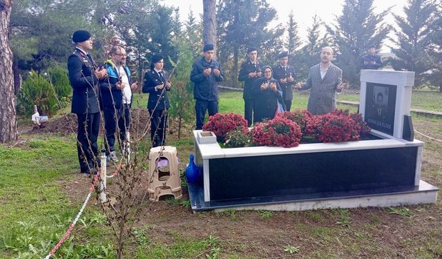 Babaeski'de şehit üsteğmen mezarı başında anıldı