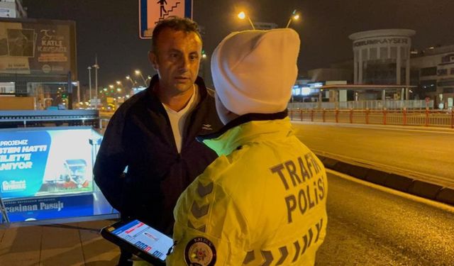 Ehliyetsiz sürücünün otomobilini almaya gelen şahıs da ehliyetsiz çıktı