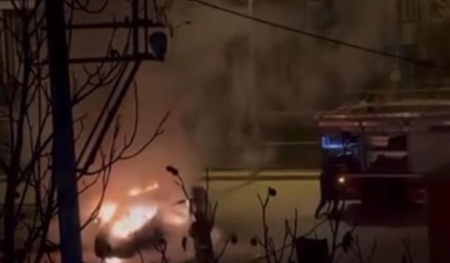 Hafif ticari araç yanarak kül oldu