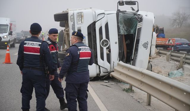 Kum yüklü tır devrildi: Sıkışan sürücü itfaiye tarafından kurtarıldı