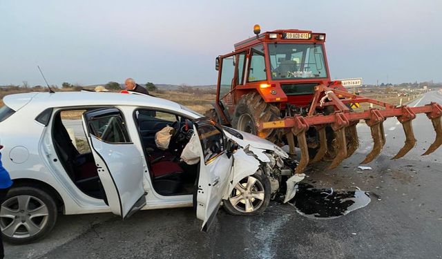 Kırklareli'de traktör ile otomobil çarpıştı: 2 yaralı