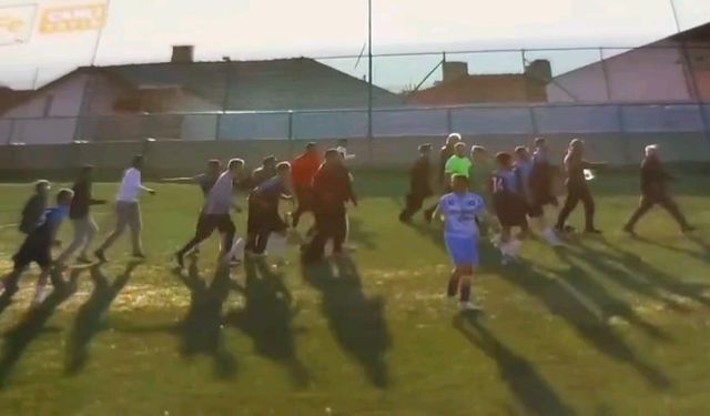 Taraftarlar sahaya girdi, maç tatil edildi