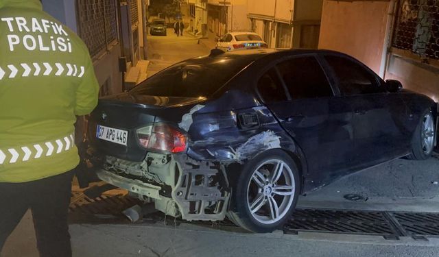 Bursa'da "dur" ihtarına uymayan sürücü 5 kilometre kaçtı: 3 araca ve duvara çarptı