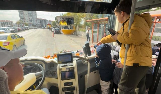 Şoför minibüse binen yolcularına meyve ve şekerleme ikram ediyor
