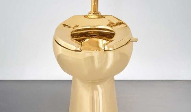 ABD'de 18 ayar altın tuvalet 12.1 milyon dolara satıldı