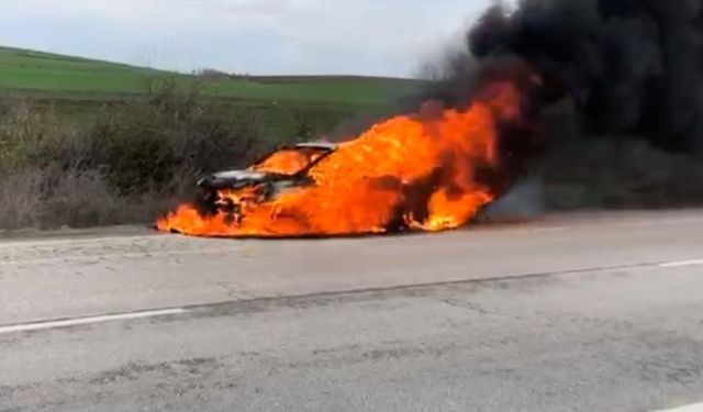 Edirne'de otomobil alev alev yandı