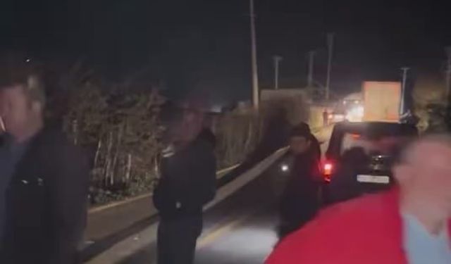 Kontrolden çıkan kamyon elektrik direğine çarparak devrildi, mahalle karanlığa büründü