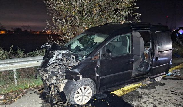 D-140'da kaza yapan araçlar hurdaya döndü: 1 ölü, 2 yaralı