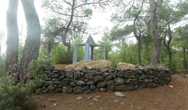 300 yıllık türbe kaçak kazıyla delik deşik edildi