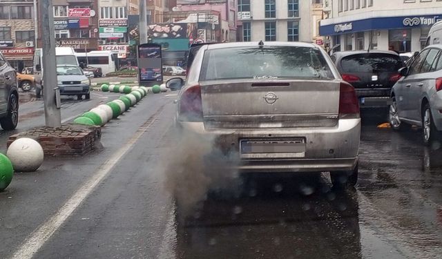 Kırklareli Şehir Merkezinde Araç Egzozlarından Yayılan Duman Çevre Kirliliği Endişesi Yarattı