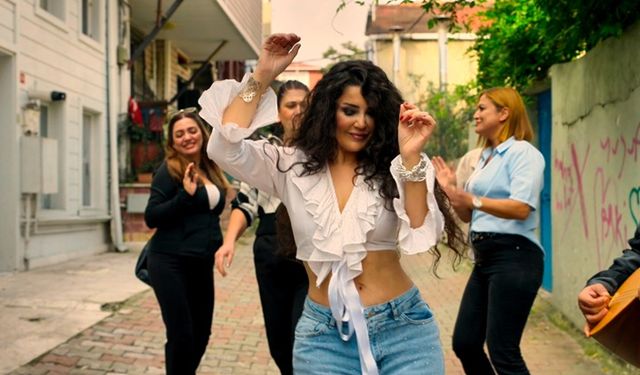 ESRA ÖZTÜRK BEN DEĞİL MÜZİK SOUNDUM DEĞİŞTİ