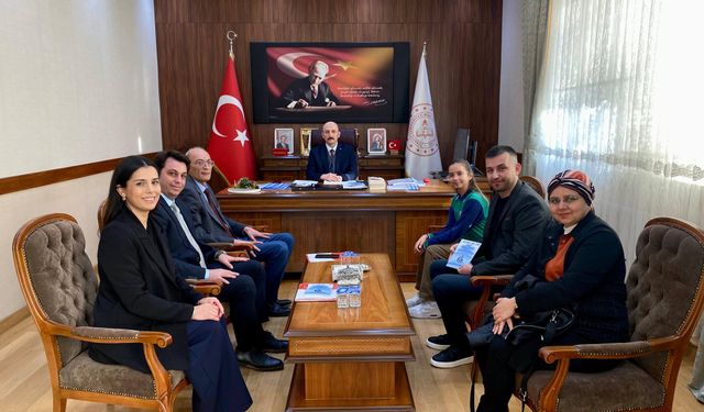 “Ailemiz Şiir Gibi” Kitabı Müdür Altınöz’e Takdim Edildi