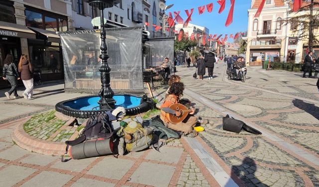 Evrensel dil olan müzikle hem geziyor hem de geçimlerini sağlıyorlar