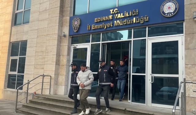 Edirne Kapıkule'de tarihi eser operasyonu: Büyük İskender portreli sikkelerle kaçarken yakalandılar
