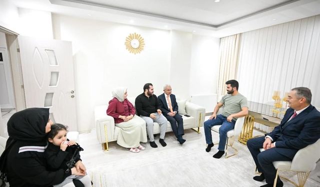 Kırklareli Valisi Turan devlet desteğiyle evlenen genç çiftlere misafir oldu