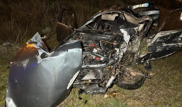 Uşak'ta otomobil şarampole devrildi: 2 ölü, 1 yaralı