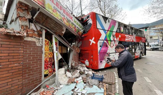 İmdat freni boşalan öğrenci otobüsü manava daldı...