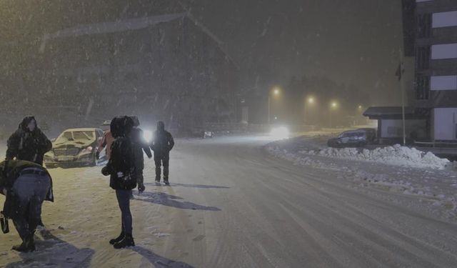 Uludağ'da yoğun kar var...Ekipler yolların kapanmaması için aralıksız çalışıyor