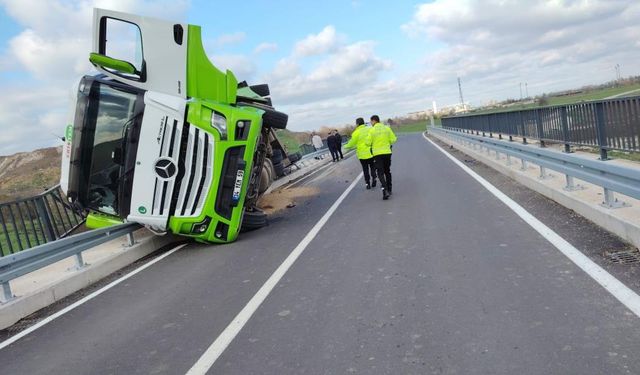 Kırklareli'de yem yüklü tır köprüde devrildi