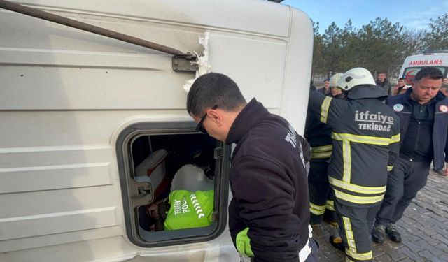 Polis üniformasını çıkarıp yaralının üzerini örttü