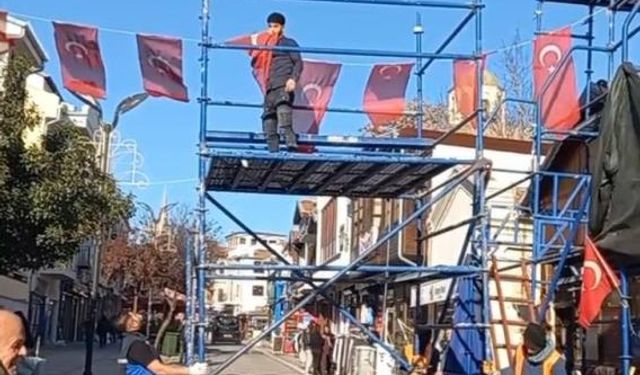 Edirne'de caddede bayrağa saygı: Türk bayrağını öperek kaldırdı