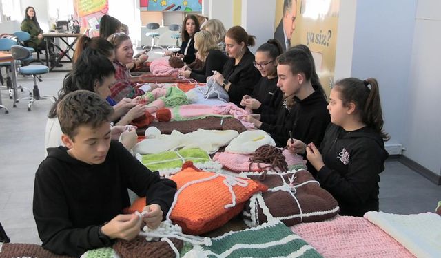 Edirne'de ilmekler iyilik için atılıyor: Çocuklar örüyor, anneler birleştiriyor